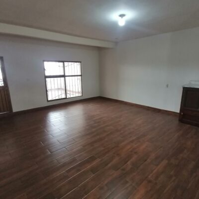 Residencia 2 Pisos, Opción a Departamento en planta Alta,  en Villa Jardín Lerdo Dgo., con Alberca.