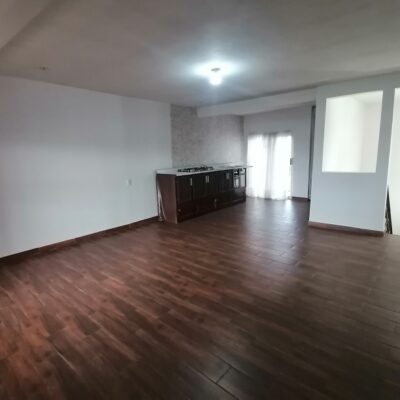 Residencia 2 Pisos, Opción a Departamento en planta Alta,  en Villa Jardín Lerdo Dgo., con Alberca.